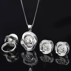 White Diamond-Studded Ring Pendant Luxurious Style Shell Beads