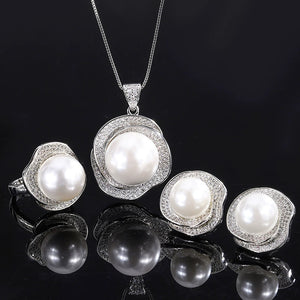 White Diamond-Studded Ring Pendant Luxurious Style Shell Beads