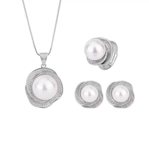 White Diamond-Studded Ring Pendant Luxurious Style Shell Beads