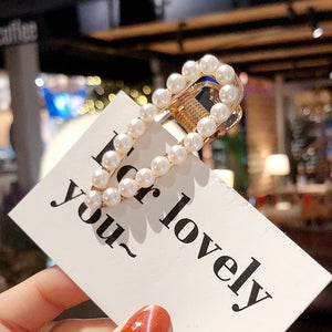 Woman elegant geometric pearl hairpins and hair clips
