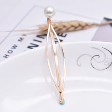 Load image into Gallery viewer, Hand made pearl Hair Clip