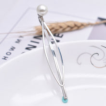Load image into Gallery viewer, Hand made pearl Hair Clip