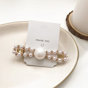 Woman elegant geometric pearl hairpins and hair clips
